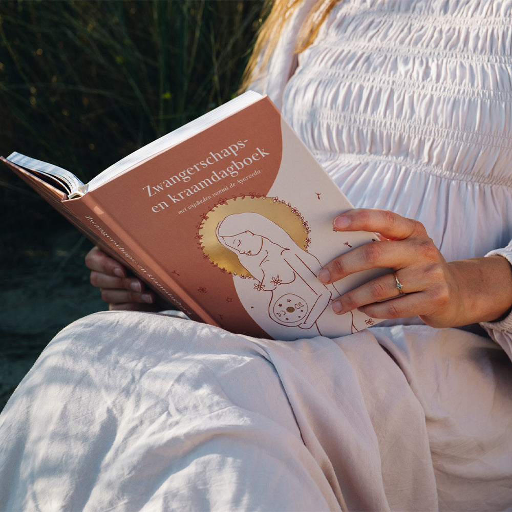 Zwangerschaps- en Kraamdagboek met wijsheden vanuit de Ayurveda Bibliotheek