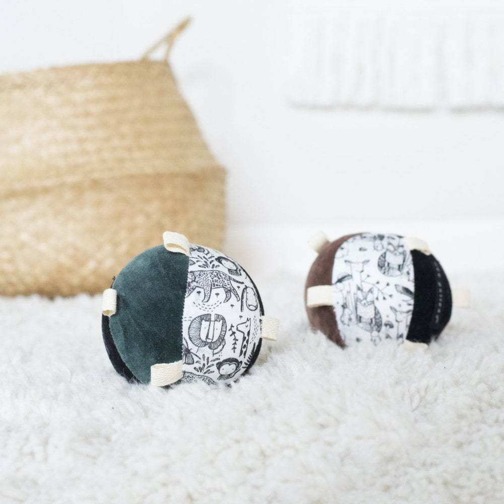 Wee Gallery Organic Sensory Ball met Rammelaar - Sfeer-min
