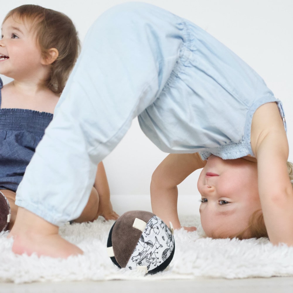 Wee Gallery Organic Sensory Ball met Rammelaar - Sfeer1-min