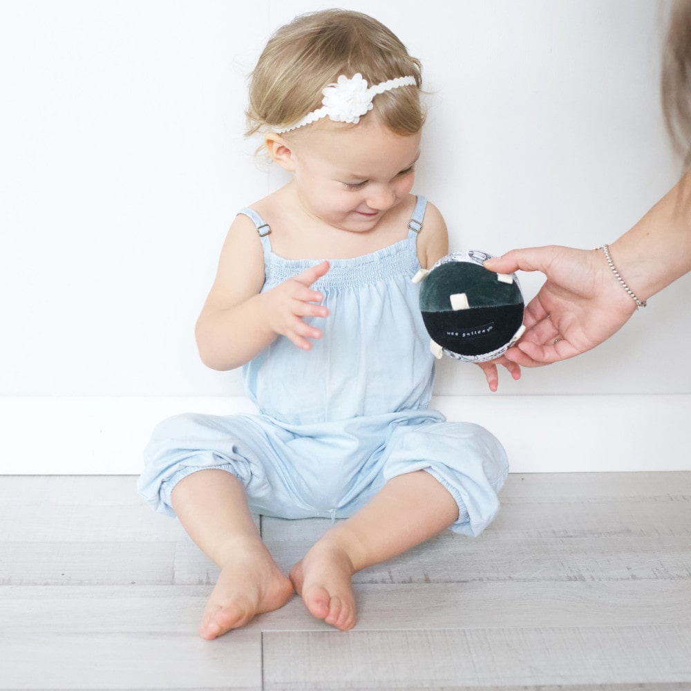 Wee Gallery Organic Sensory Ball met Rammelaar - Wildlife sfeer-min