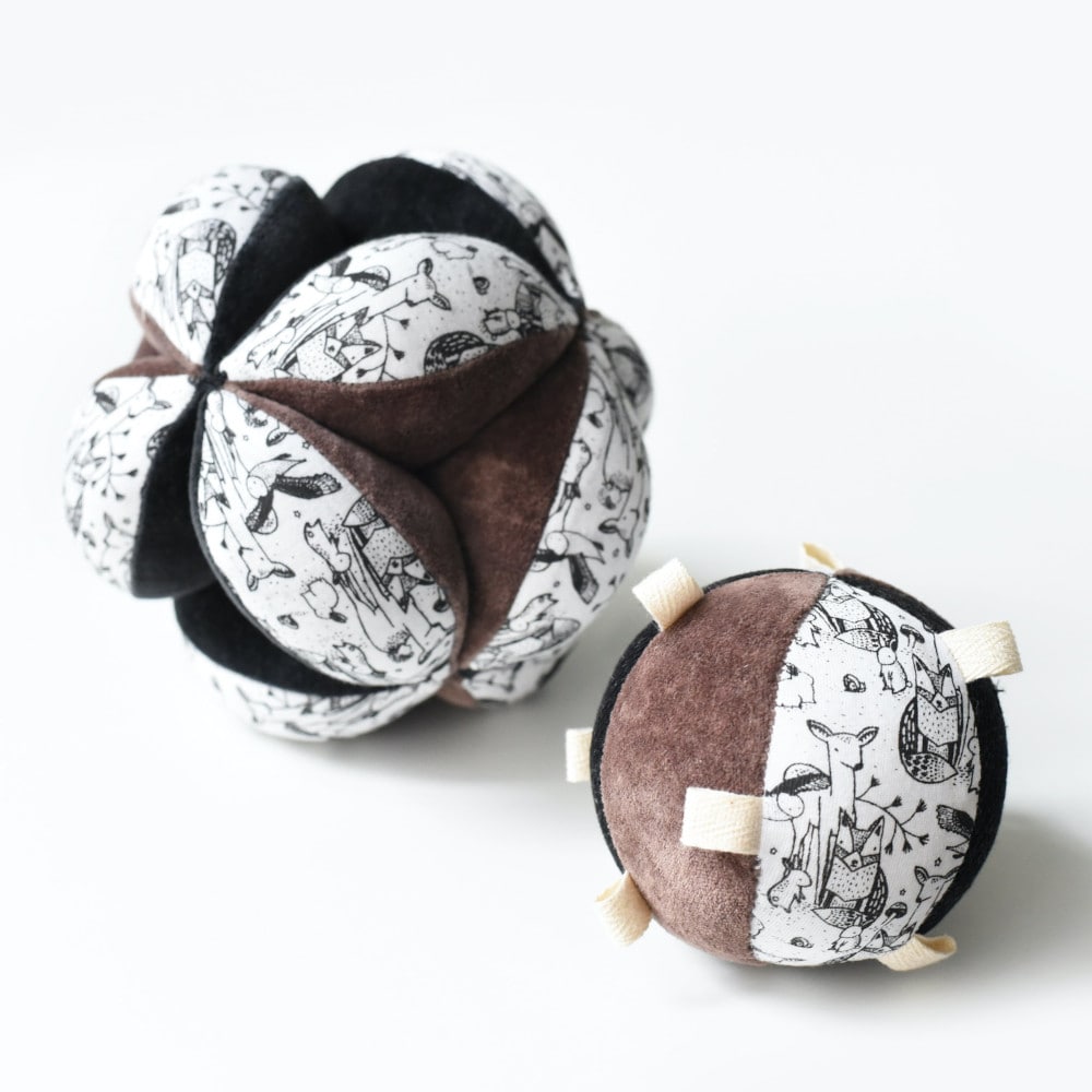 Wee Gallery Organic Sensory Ball met Rammelaar - Woodland Sfeer-min