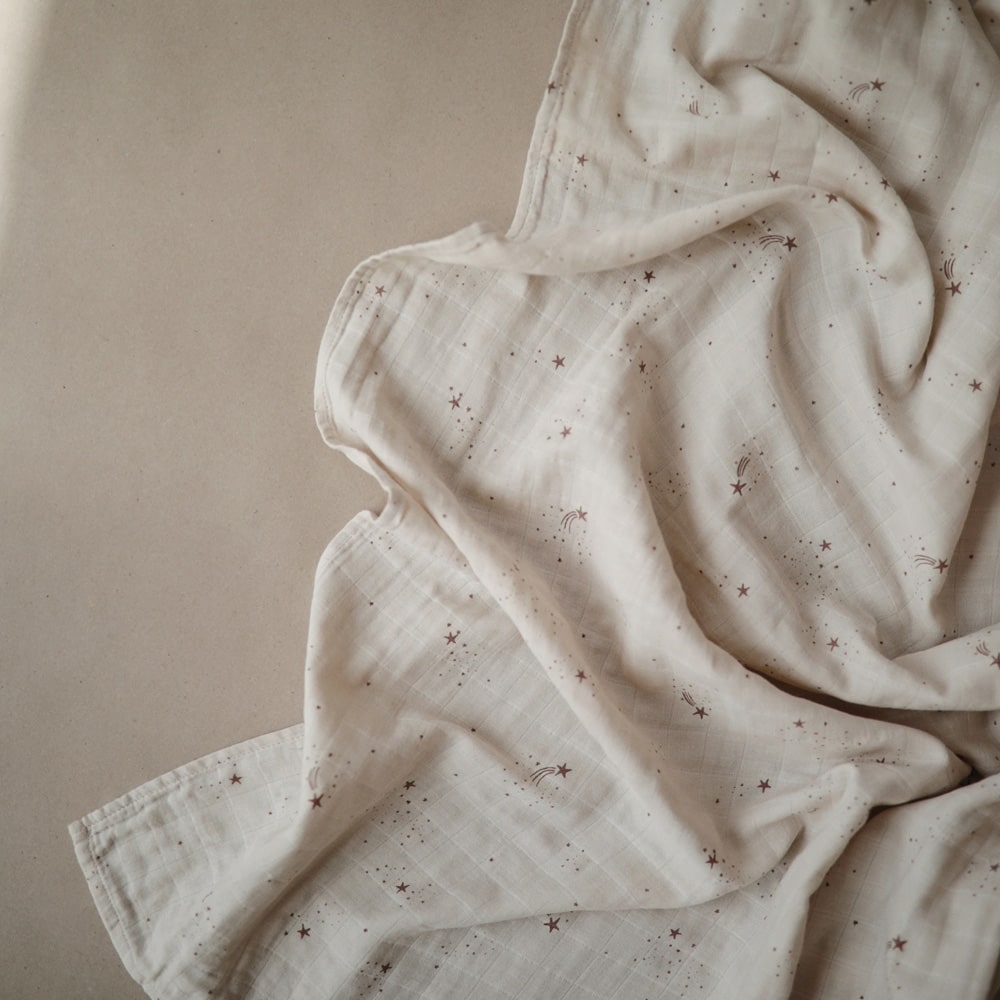 mushie-inbakerdoek-organic-cotton-120x120cm-Falling-stars-1-min