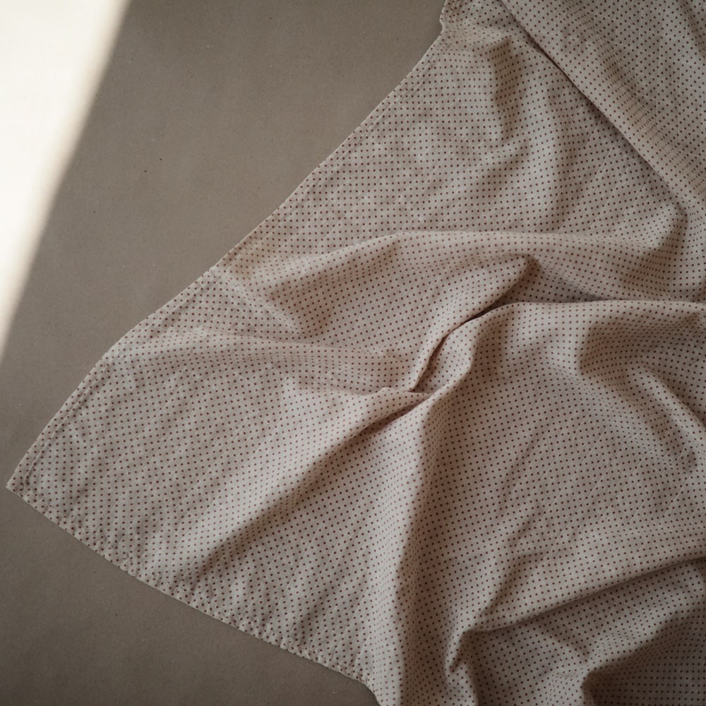 mushie-inbakerdoek-organic-cotton-120x120cm-caramel-polka-dot-1-min