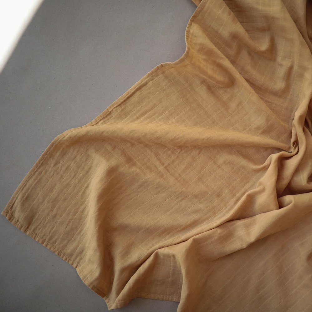 mushie-inbakerdoek-organic-cotton-120x120cm-fall-yellow-1-min