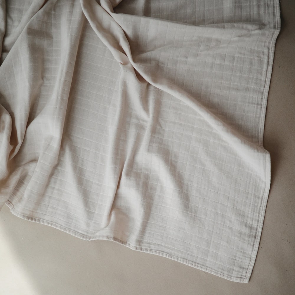 mushie-inbakerdoek-organic-cotton-120x120cm-fog-1-min