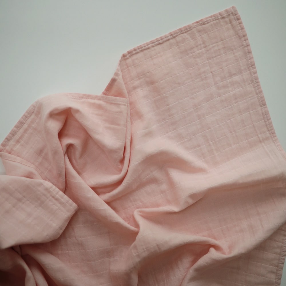 mushie-inbakerdoek-organic-cotton-120x120cm-rose-vanilla-1-min