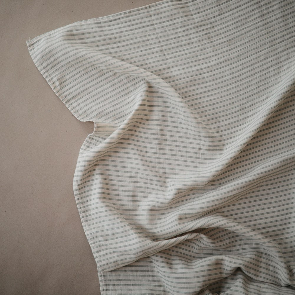 mushie-inbakerdoek-organic-cotton-120x120cm-sage-stripes-1-min