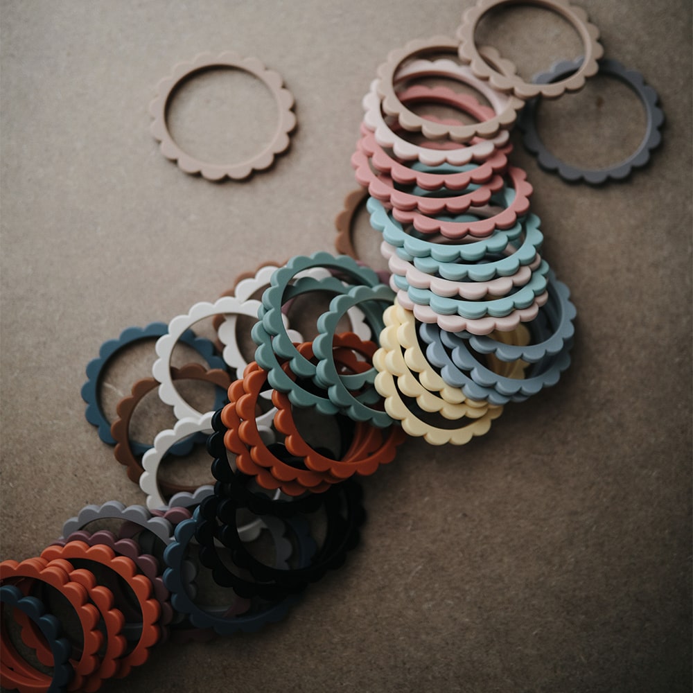 mushie-siliconen-bijtring-armband-bloem-min