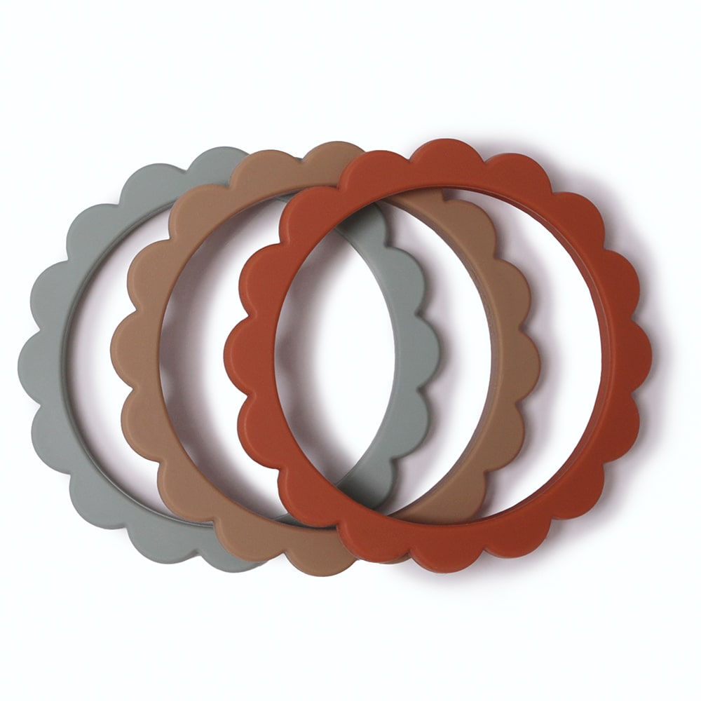 mushie-siliconen-bijtring-armbanden-bloem-cambridge-blue-min