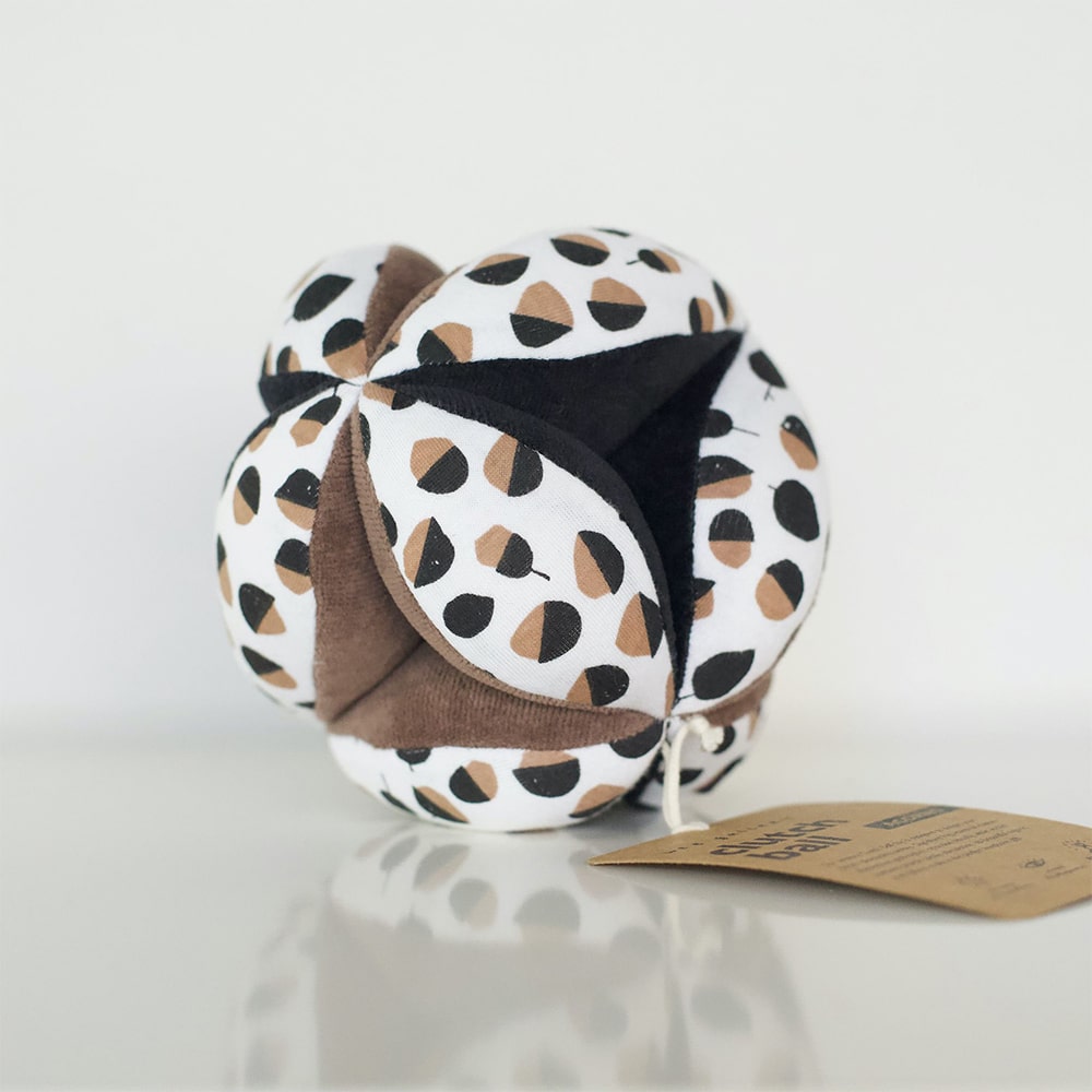 wee-gallery-organic-sensory-clutch-ball-acorns-2-min