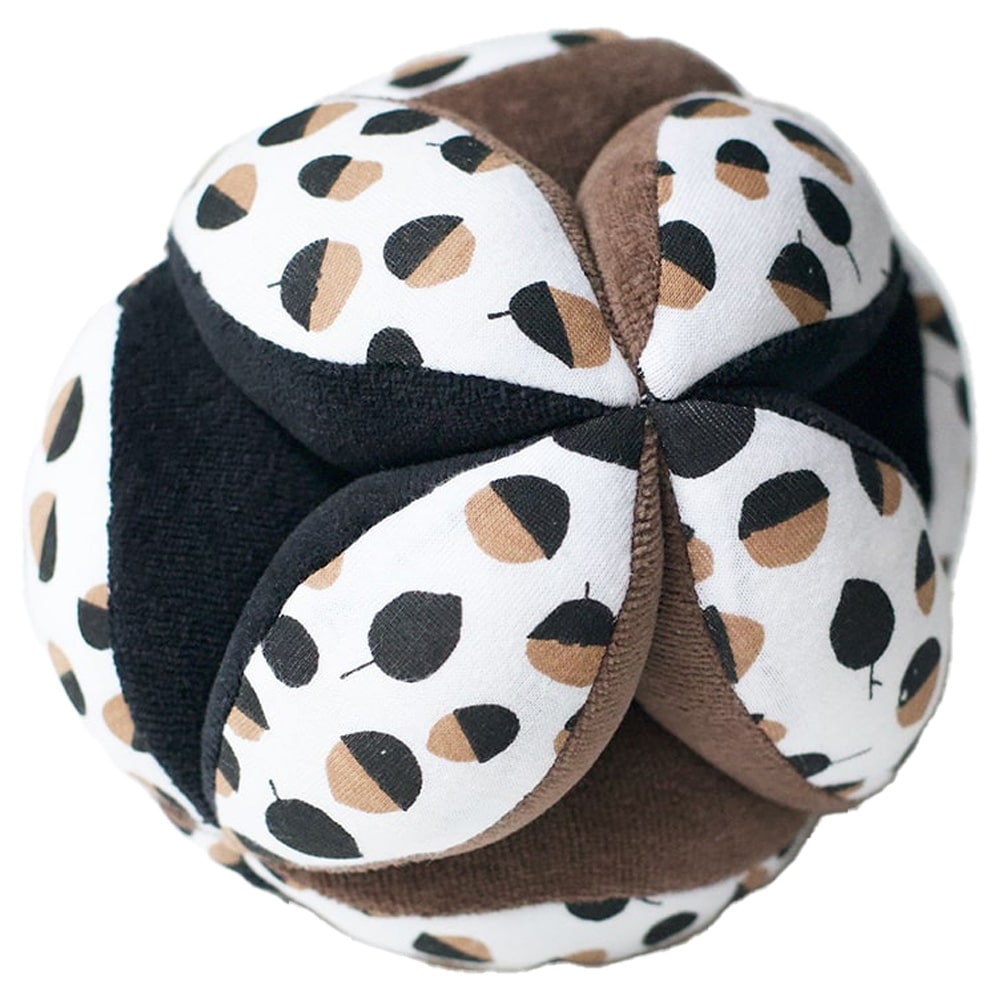 wee-gallery-organic-sensory-clutch-ball-acorns-min