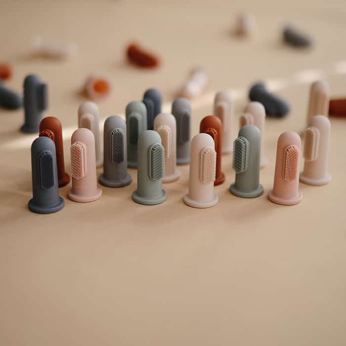 197-0403_baby_tandenborstel_shifting_sand_cambridge_blue_mushie_co_5_1