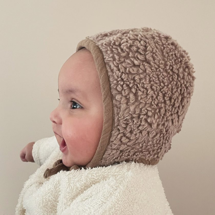ilmaha-strikmutsje-teddy-taupe-sfeer2