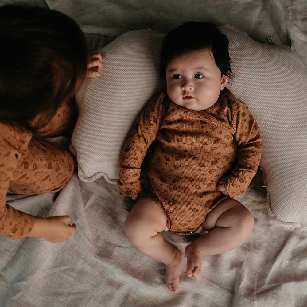 Snoozebaby Voedingskussen Gots - Zand Sfeer-min